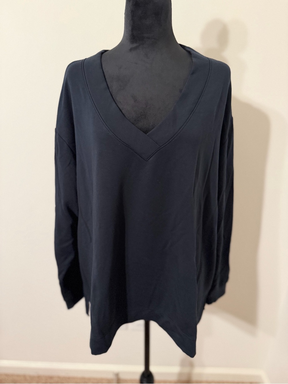 Orvis V-Neck Long Sleeve Sweatshirt in Black